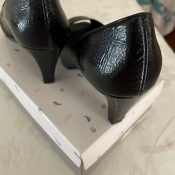 90’s Black and white patent leather spectator shoes. - Picture 8 of 9